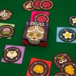 بازی فکری جمجمه Skull | بازی کارتی بلوف و دورهمی خانوادگی